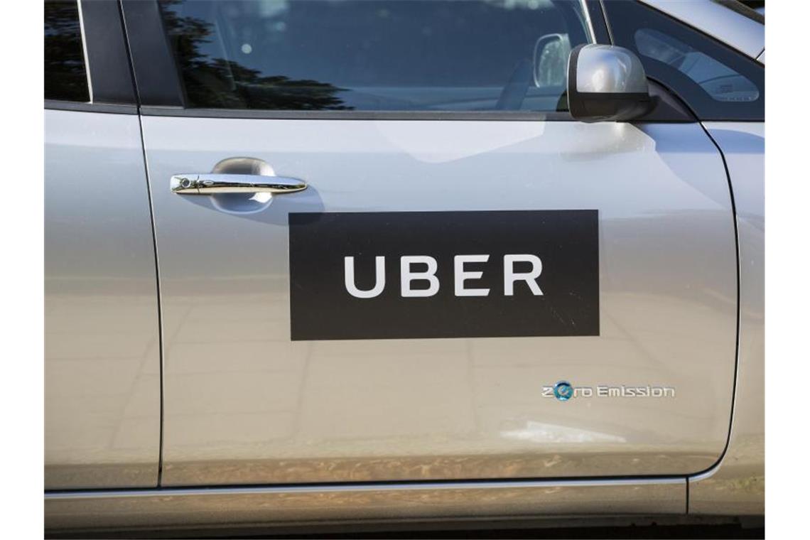 Gericht: Uber muss Fahrer als Angestellte beschäftigen Das Firmenlogo von Uber klebt an einer Autotür in London. Foto: Laura Dale/PA Wire/dpa