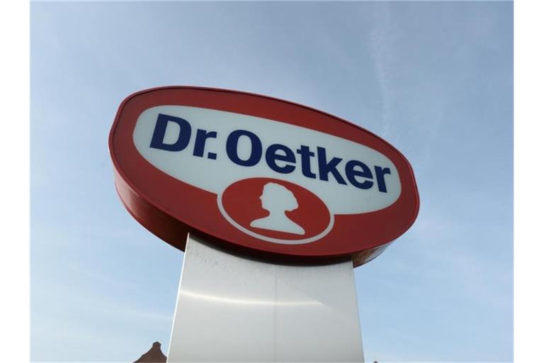 Das Firmenlogo vor der Konzernzentrale von Dr. Oetker in Bielefeld. Foto: picture alliance / dpa
