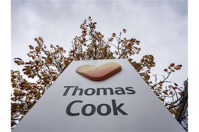 Das Firmenlogo vor der Zentrale der deutschen Thomas Cook in Oberursel bei Frankfurt. Foto: Frank Rumpenhorst/dpa
