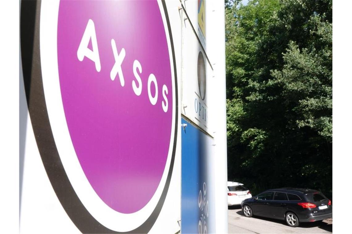 Das Firmenschild der IT-Firma Axsos. Foto: Felix Schröder/dpa