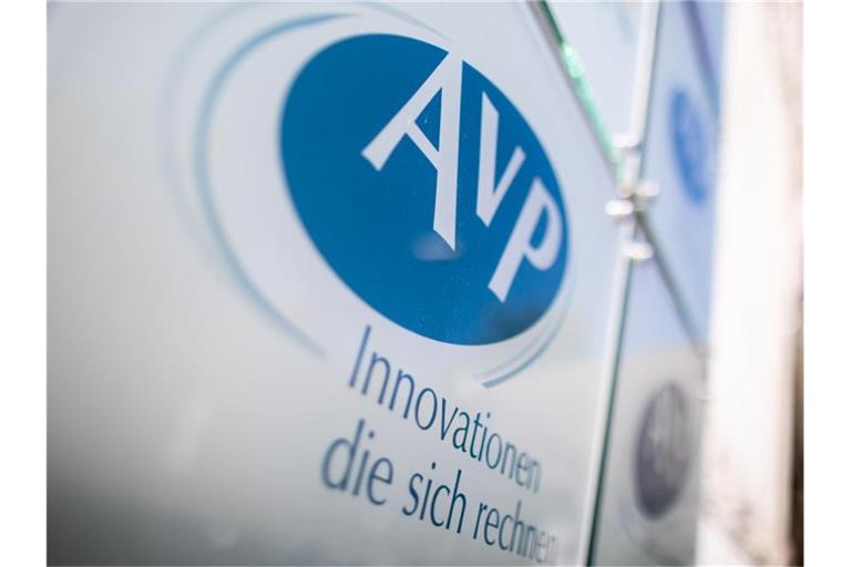 Das Firmenschild des Dienstleistungsunternehmens AvP in Düsseldorf. Foto: Marcel Kusch/dpa