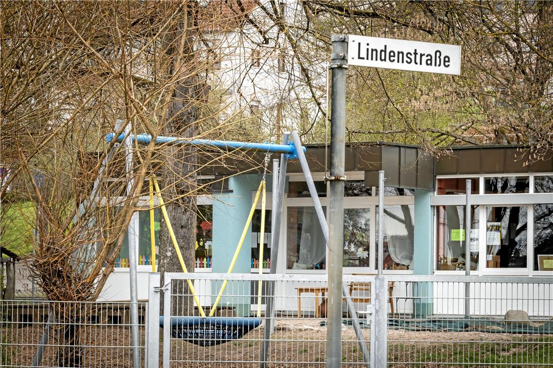 Das Flachdach des städtischen Kindergartens in der Lindenstraße soll saniert und mit einer Fotovoltaikanlage ausgerüstet werden. Ursprünglich war das Projekt erst für 2026 geplant. Nun soll es bereits im kommenden Jahr verwirklicht werden. Foto: Alexander Becher