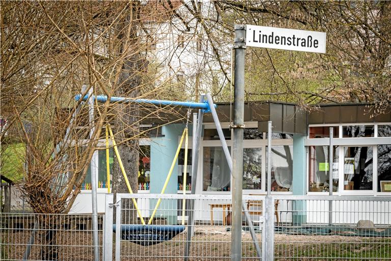 Das Flachdach des städtischen Kindergartens in der Lindenstraße soll saniert und mit einer Fotovoltaikanlage ausgerüstet werden. Ursprünglich war das Projekt erst für 2026 geplant. Nun soll es bereits im kommenden Jahr verwirklicht werden. Foto: Alexander Becher