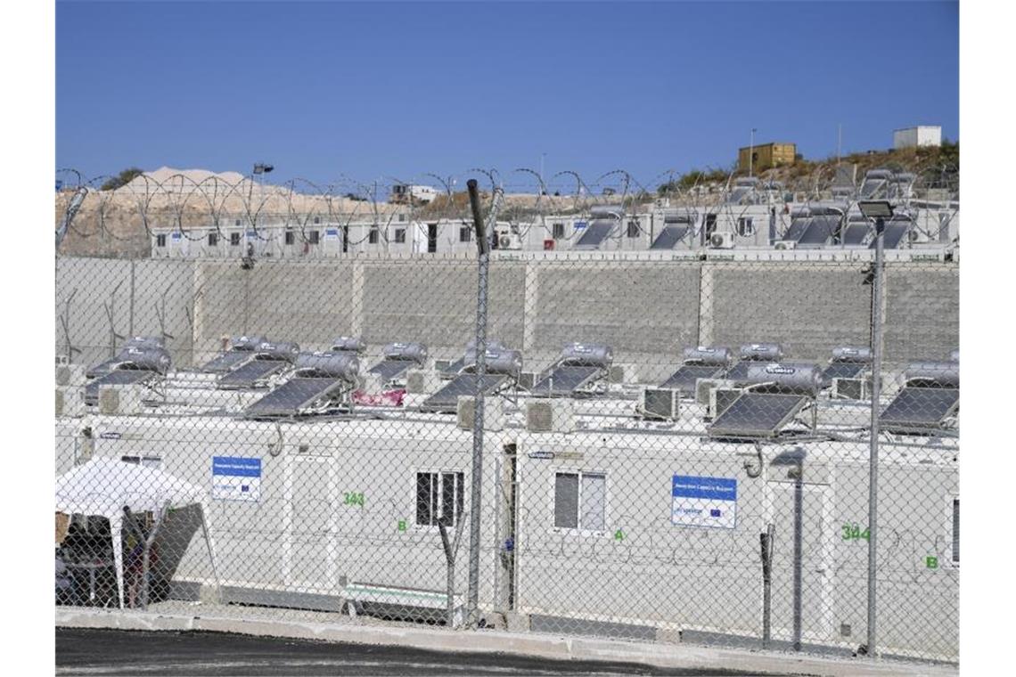 Immer weniger Migranten auf Ägäis-Inseln Das Flüchtlingslager auf der griechischen Insel Samos. Foto: Thanassis Stavrakis/AP/dpa
