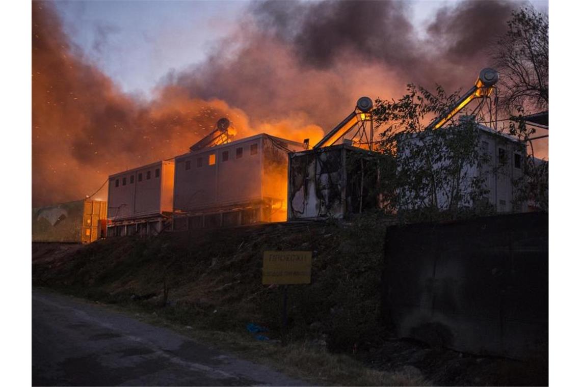 Das Flüchtlingslager Moria brennt. Foto: Socrates Baltagiannis/dpa