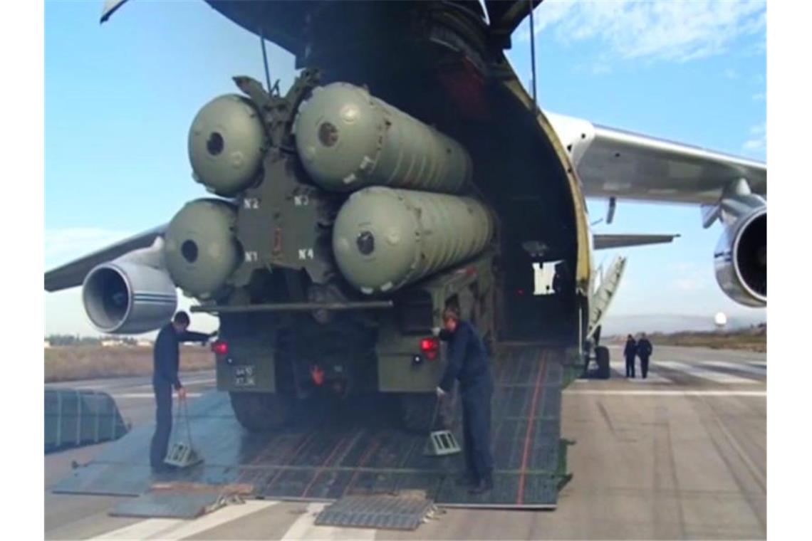 Umstrittene russische Raketenabwehr in Türkei angekommen Das Flugabwehrraketensystem S-400 wird auf dem syrischen Flugplatz Hmeimim entladen. Foto: Russian Defence Ministry Press Service