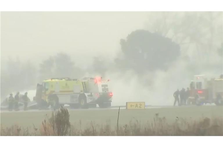Das Flugzeug ging nach dem Absturz in Flammen auf.