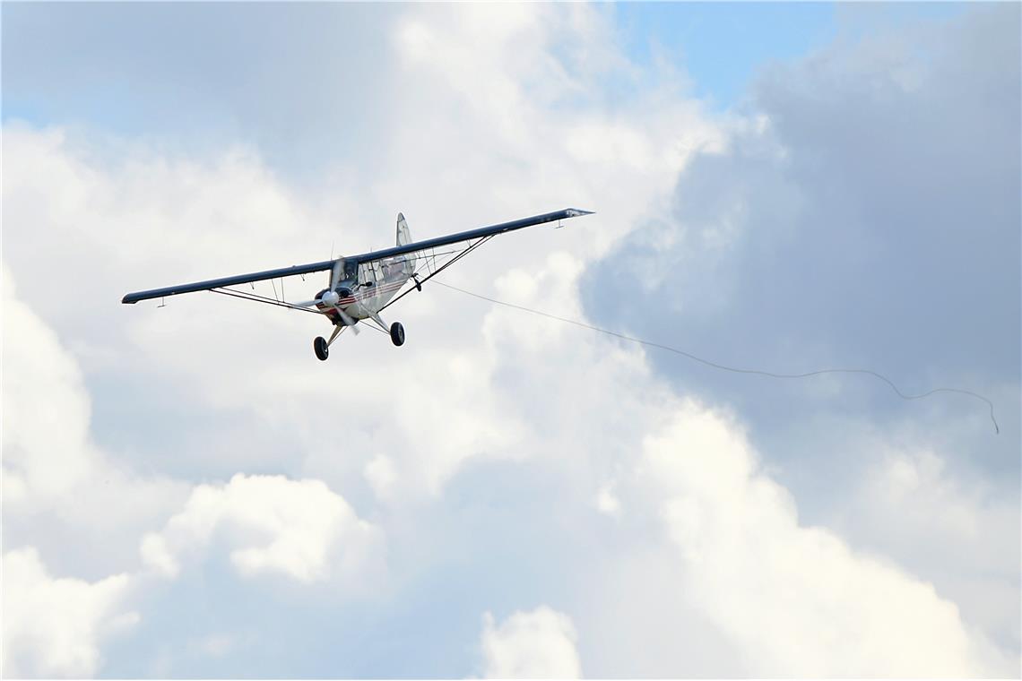 Das Flugzeug hat gerade den Segelflieger entkoppelt und fliegt mit der Leine zur...