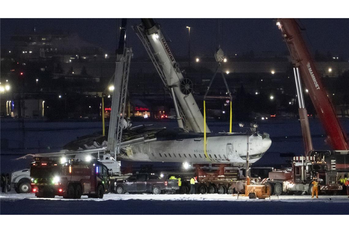 Delta Airlines bietet Passagieren 30.000 Dollar an Das Flugzeug mit 80 Menschen an Bord ist am Montag auf dem Rücken in Toronto gelandet.
