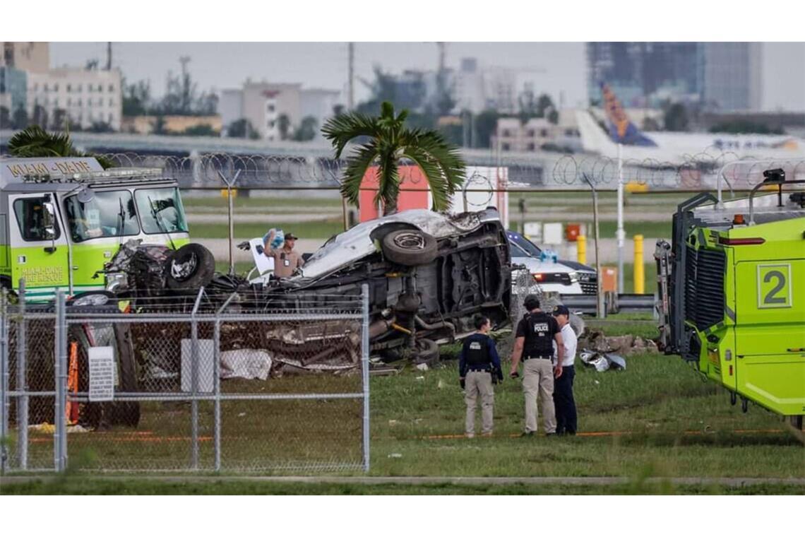 Das Flugzeug rammte mehrere Fahrzeug.