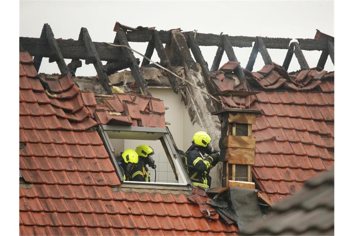 Ultraleichtflugzeug stürzt auf Wohnhaus in Wesel: Drei Tote Das Flugzeug soll auf das Hausdach gestürzt sein, das daraufhin Feuer fing. Foto: David Young/dpa
