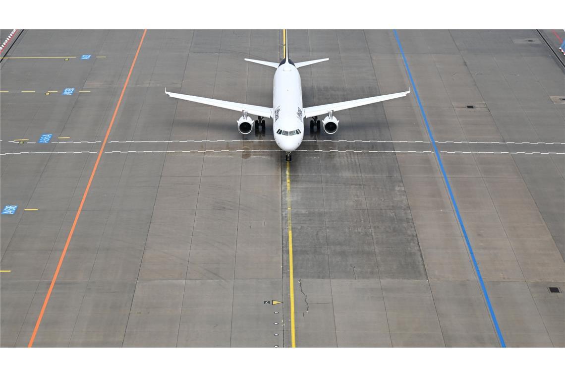 Das Flugzeug stand mehr als eine Stunde nach dem ursprünglich geplanten Abflug noch auf dem Vorfeld des Flughafens. (Symbolbild)