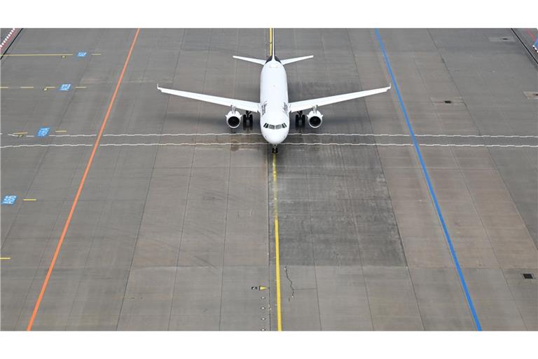 Das Flugzeug stand mehr als eine Stunde nach dem ursprünglich geplanten Abflug noch auf dem Vorfeld des Flughafens. (Symbolbild)