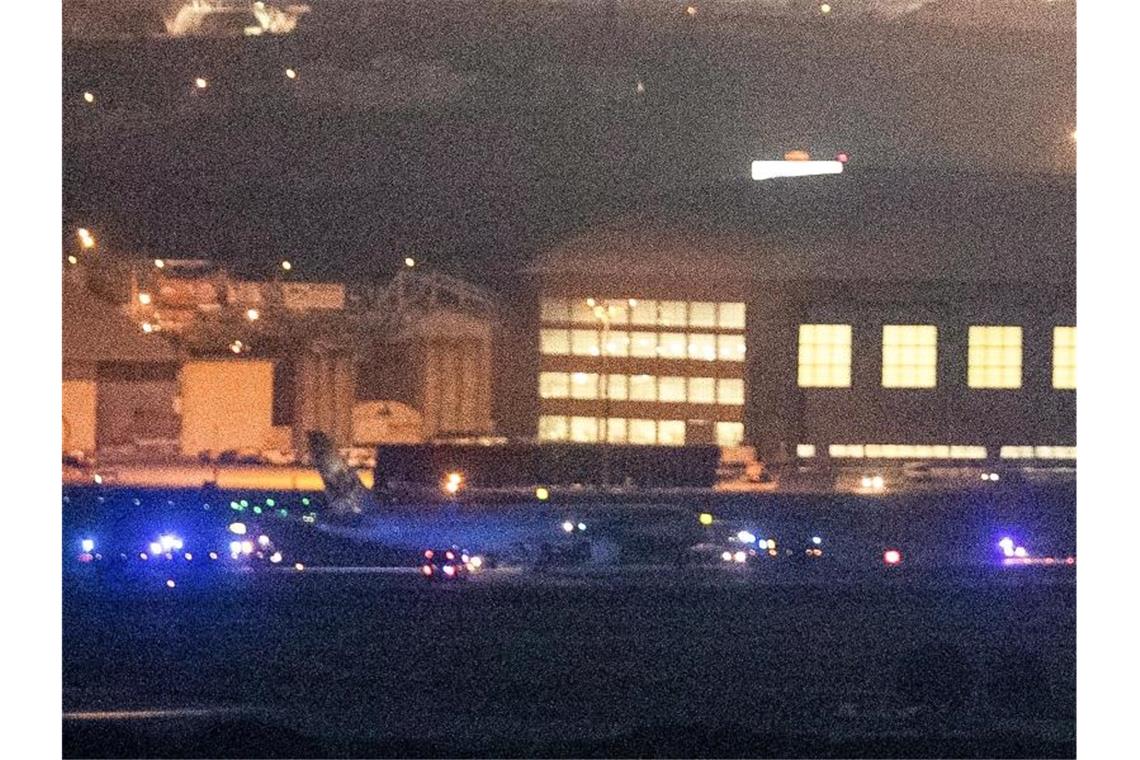 Madrid: Beschädigter Jet mit 130 Passagieren sicher gelandet Das Flugzeug von Air Canada ist nach der Sicherheitslandung auf dem Madrider Flughafen Barajas zu sehen. Foto: Bernat Armangue/AP/dpa