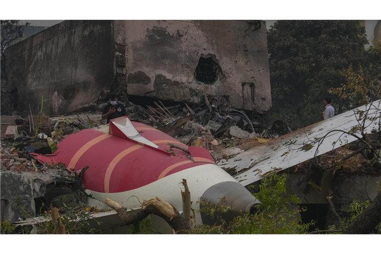 Das Flugzeug wurde fast vollständig zerstört.