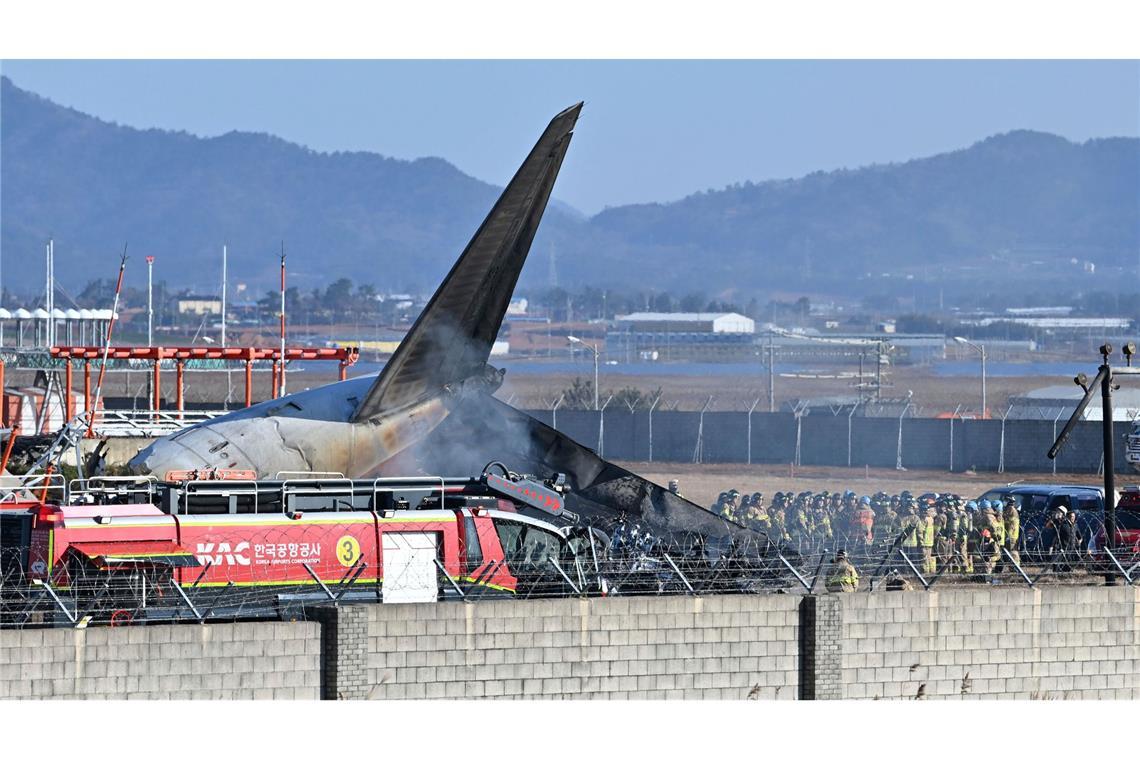 Suche nach Ursache für Flugzeugunglück in Südkorea Das Flugzeug zerschellte an einer Mauer und ging in Flammen auf.