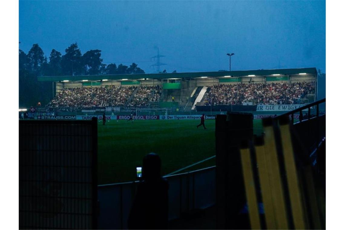 Das Flutlicht des Stadions ist nach starkem Regen und Gewitter kurzzeitig ausgefallen. Foto: Uwe Anspach