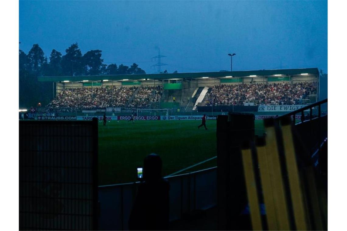 Gewitter verzögert Spielbeginn beim DFB-Pokal in Sandhausen