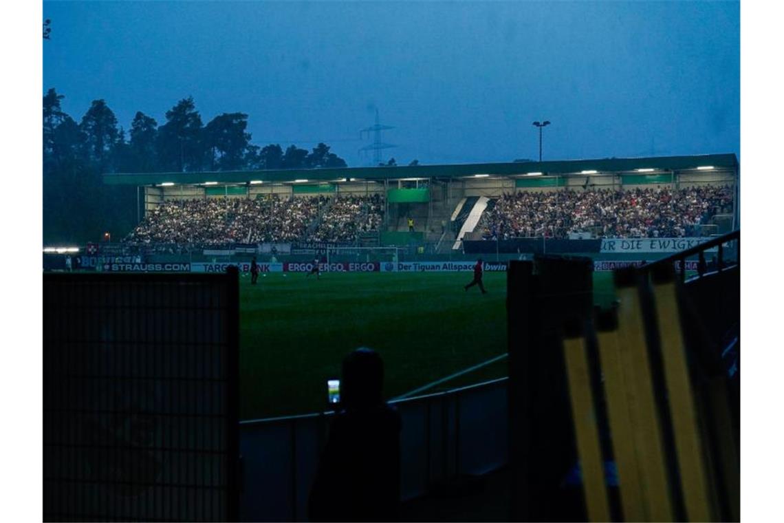 Das Flutlicht des Stadions ist nach starkem Regen und Gewitter während des Spiels kurzzeitig ausgefallen. Foto: Uwe Anspach