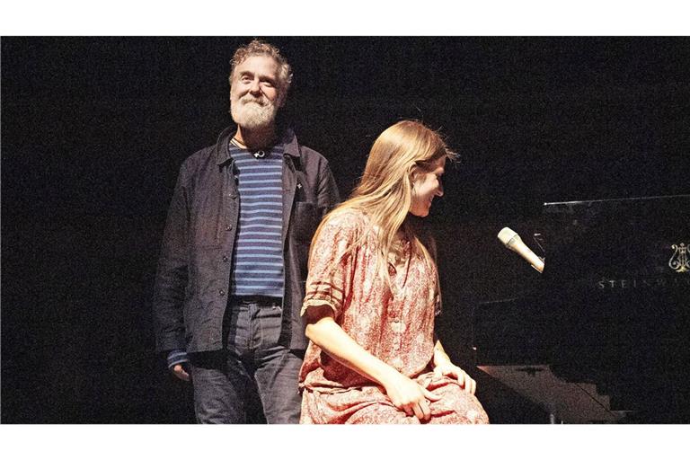 Das Folk-Duo bei einen Auftritt in der Royal Festival Hall, London