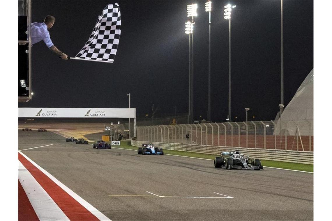 Formel 1: Bahrain-Rennen wegen Coronavirus ohne Zuschauer Das Formel-1-Rennen in Bahrain findet hinter verschlossenen Toren statt. Foto: Andrej Isakovic/AFP POOL/AP/dpa
