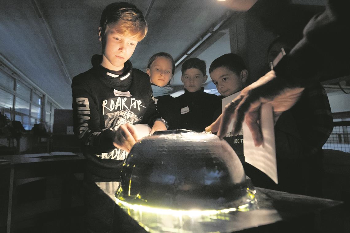 Das Forscherteam beschäftigt sich unter anderem mit dem Thema Licht: Szene aus der ersten Auflage des Kinderuni-Forscherteams. Das Angebot des Vereins für Kinder und Tesat wird fortgesetzt. Kinder können dabei naturwissenschaftliche Erkenntnisse gewinnen und forschen. Foto: A. Becher