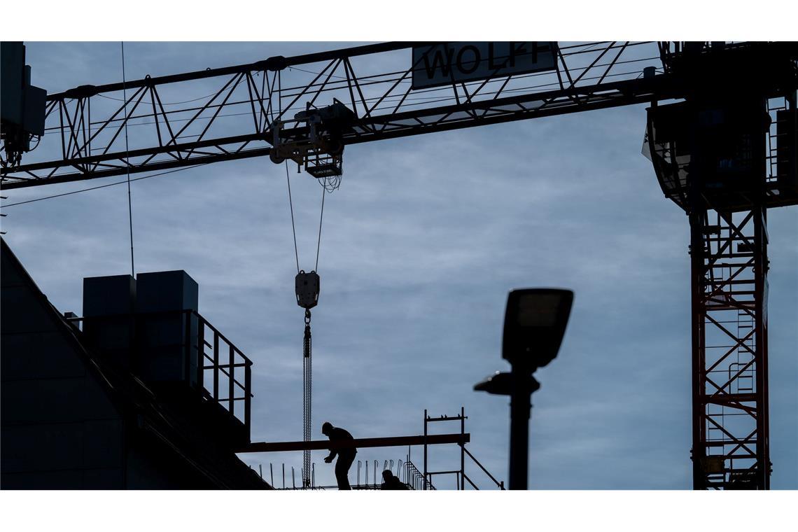 IW-Forscher: Mehr Arbeitslose wegen Zollstreit Das Forschungsinstitut IW rechnet damit, dass die deutsche Wirtschaft in diesem Jahr etwas schrumpft. Besonders betroffen sei die Baubranche. (Symbolbild)