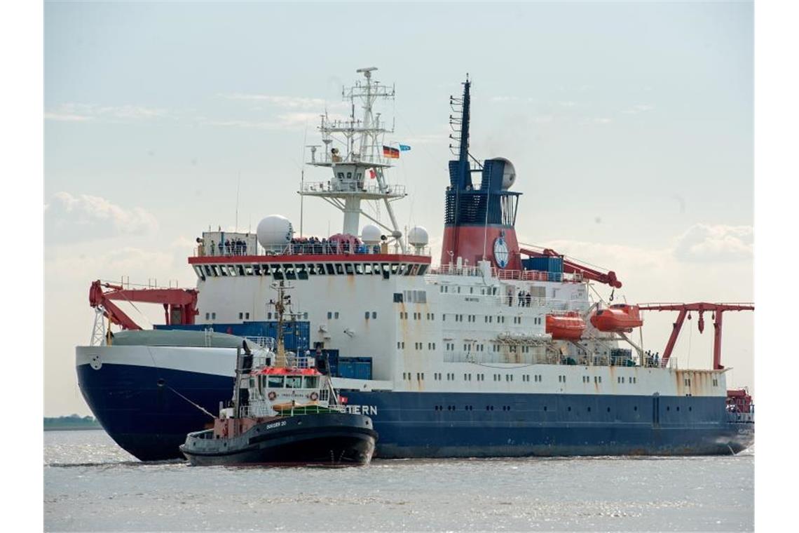 Das Forschungsschiff „Polarstern“ des Alfred-Wegener-Instituts für Polar- und Meeresforschung (AWI) trifft vor der Nordschleuse seines Heimathafens Bremerhaven ein. Foto: Ingo Wagner/dpa
