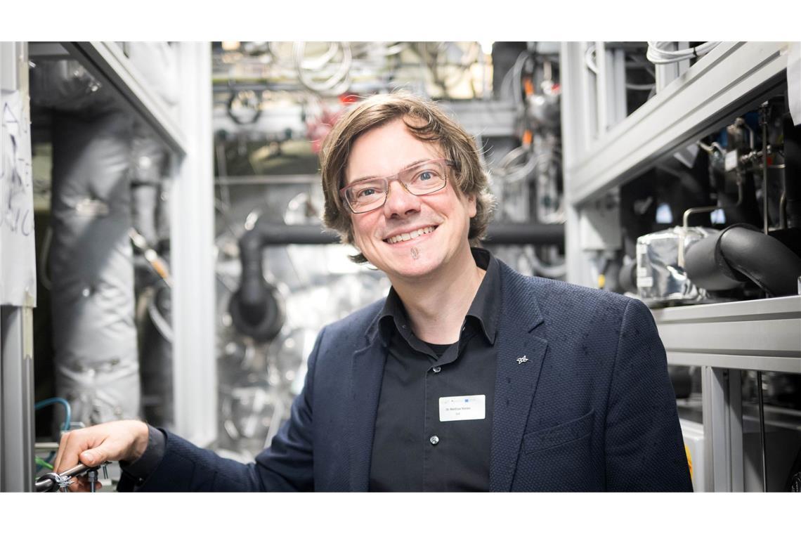 Premiere im Meer: Plattform soll Kraftstoffe erzeugen Das Forschungsteam um Matthias Metten vom Deutschen Zentrum für Luft- und Raumfahrt (DLR) wird die Plattform ab August vor Helgoland testen.