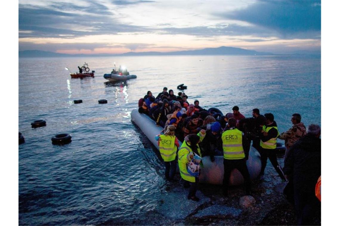 Das Foto aus dem Jahr 2016 zeigt Flüchtlinge, die in einem Schlauchboot aus der Türkei auf der griechischen Insel Lesbos ankommen. Foto: Kay Nietfeld/dpa