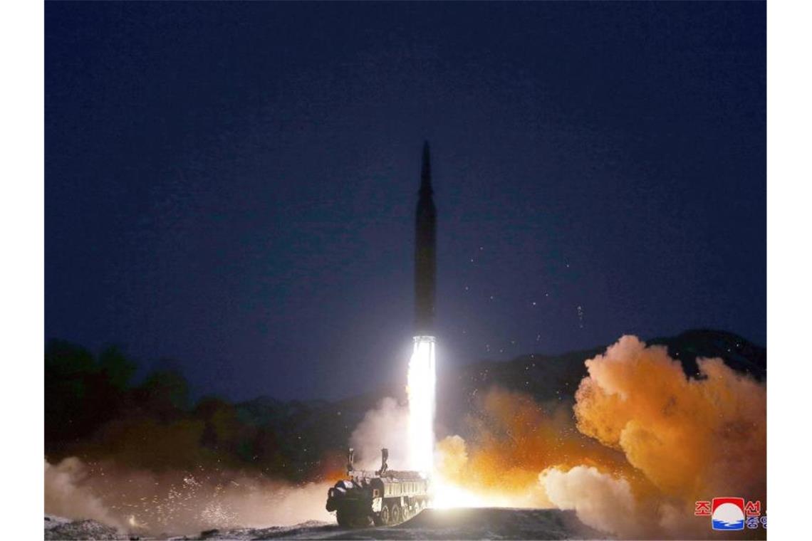 Nordkorea unternimmt neuen Raketentest und droht den USA Das Foto der staatlichen nordkoreanischen Nachrichtenagentur KCNA soll den Test einer sogenannten Hyperschallrakete vor einigen Tagen zeigen. Foto: -/KCNA/dpa