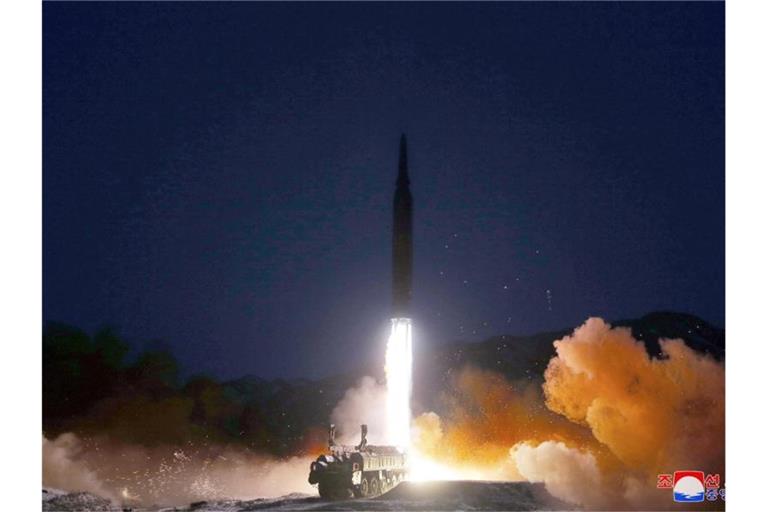 Das Foto der staatlichen nordkoreanischen Nachrichtenagentur KCNA soll den Test einer sogenannten Hyperschallrakete vor einigen Tagen zeigen. Foto: -/KCNA/dpa