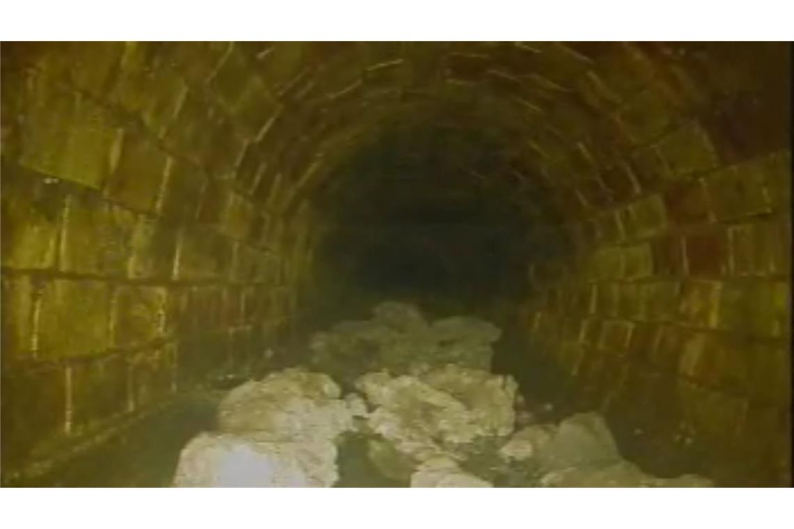 Das Foto des britischen Wasserversorgungsunternehmens Thames Water zeigt eine Verstopfung, die vermutlich rund 100 Tonnen wiegt und in der Kanalisation von Whitechapel im Osten Londons entdeckt wurde. Der „Fatberg“ – eine Masse aus erstarrten Fetten, Ölen und Fetten- - ist ungefähr 100 Meter lang.