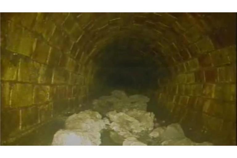 Das Foto des britischen Wasserversorgungsunternehmens Thames Water zeigt eine Verstopfung, die vermutlich rund 100 Tonnen wiegt und in der Kanalisation von Whitechapel im Osten Londons entdeckt wurde. Der „Fatberg“ – eine Masse aus erstarrten Fetten, Ölen und Fetten- - ist ungefähr 100 Meter lang.