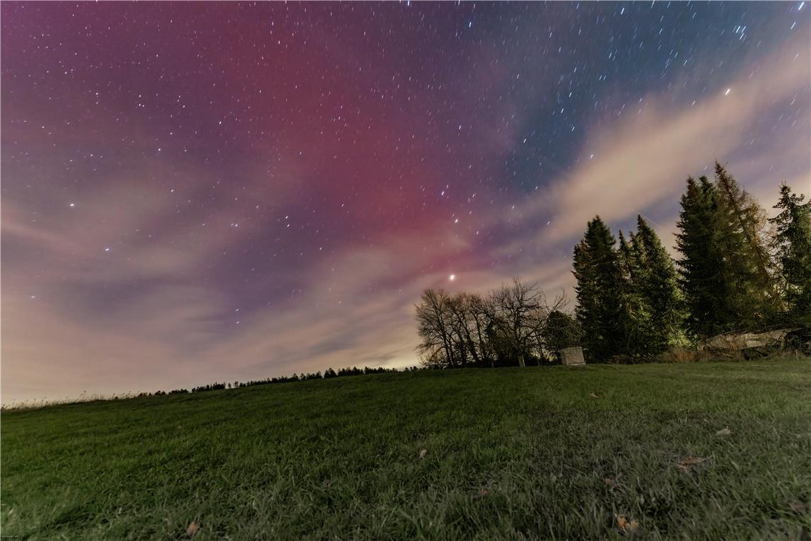 Polarlichter tanzen am Himmel über Althütte-Waldenweiler Das Foto hat Petra Tänzer zwischen 19 und 20 Uhr aufgenommen. Foto: Petra Tänzer