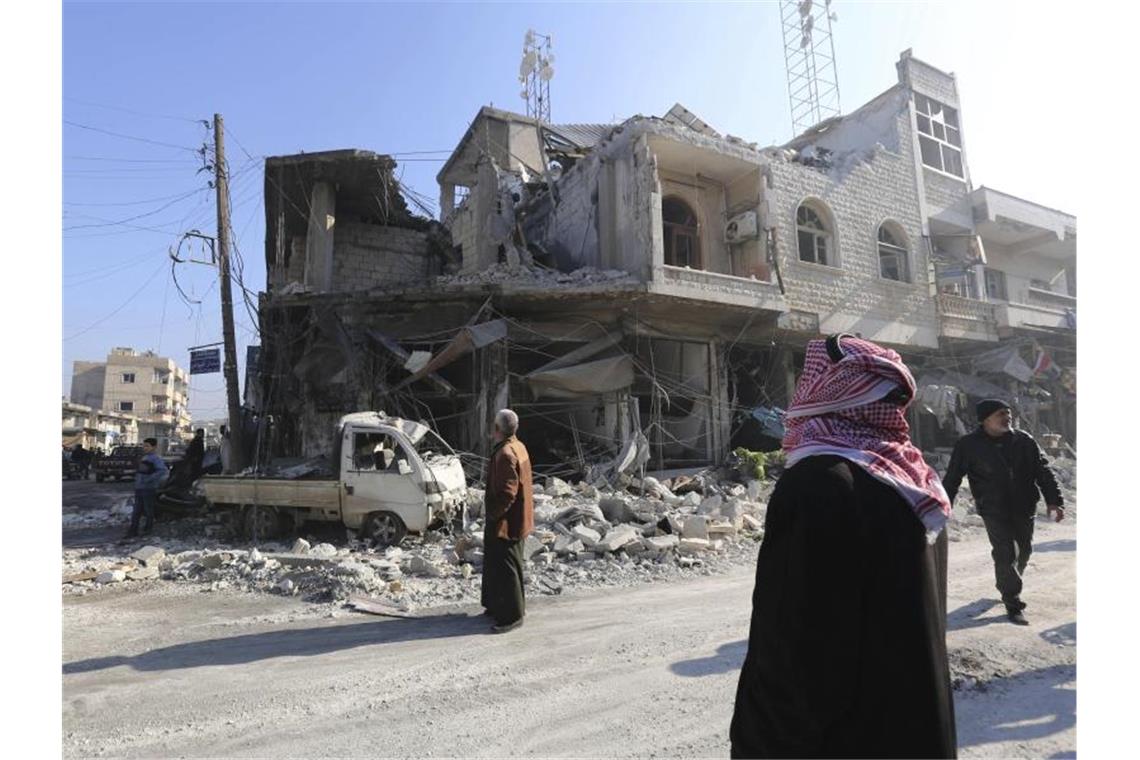 Das Foto vom 21. Dezember zeigt ein bei einem Luftangriff zerstörtes Haus im Ort Sarakeb. Foto: Ghaith Al-Sayed/AP/dpa