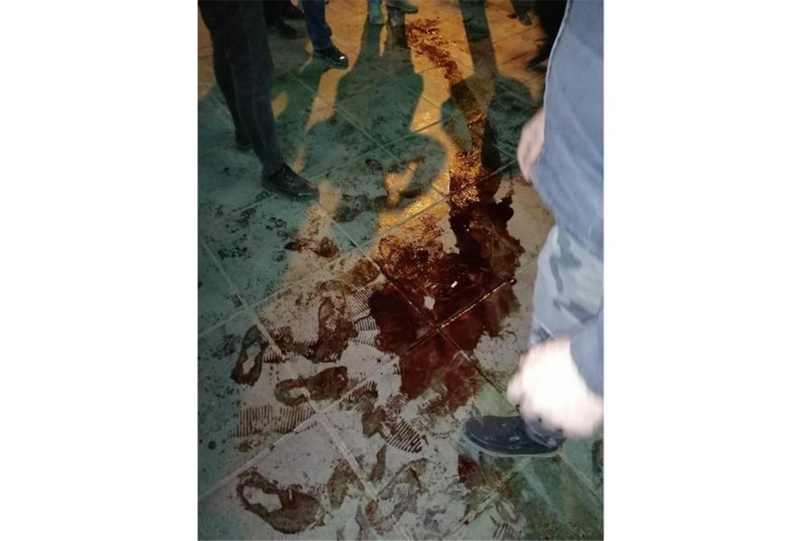 Trump: Keine Unstimmigkeiten über Tötung Soleimanis Das Foto vom Center for Human Rights in Iran soll eine Blutlache nach dem Polizeieinsatz zeigen. Foto: Uncredited/Center for Human Rights in Iran via AP/dpa
