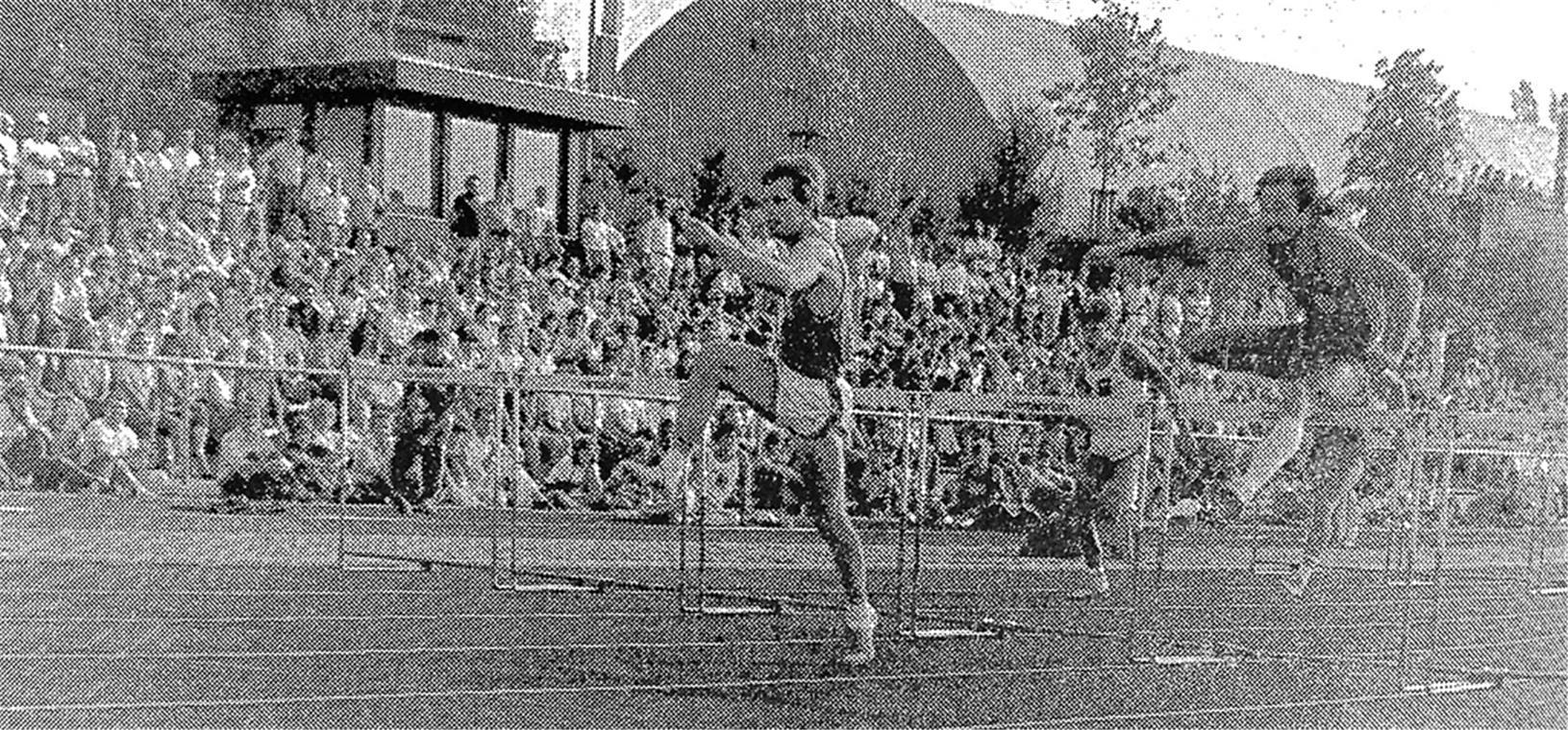 Das Foto von Klaus Koehler in der Backnanger Kreiszeitung vom 22. Juli 1983 zeigt eindrucksvoll, welch großer Andrang bei den Abendsportfesten der TSG-Leichtathletik im Karl-Euerle-Stadion herrschte. Insgesamt rund 3000 Zuschauer sahen unter anderem, wie Axel Schaumann von der LG Kappelberg über 110 Meter Hürden das große Zehnkampf-Ass Siegfried Wentz (rechts) abhängte.