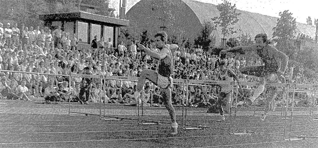 Das Foto von Klaus Koehler in der Backnanger Kreiszeitung vom 22. Juli 1983 zeigt eindrucksvoll, welch großer Andrang bei den Abendsportfesten der TSG-Leichtathletik im Karl-Euerle-Stadion herrschte. Insgesamt rund 3000 Zuschauer sahen unter anderem, wie Axel Schaumann von der LG Kappelberg über 110 Meter Hürden das große Zehnkampf-Ass Siegfried Wentz (rechts) abhängte.