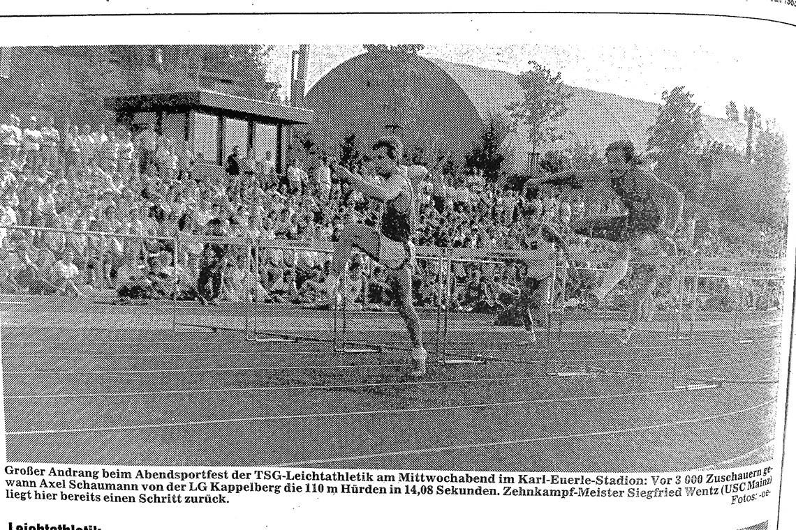 Das Foto von Klaus Koehler in der Backnanger Kreiszeitung vom 22. Juli 1983 zeigt eindrucksvoll, welch großer Andrang bei den Abendsportfesten der TSG-Leichtathletik im Karl-Euerle-Stadion herrschte. Insgesamt rund 3000 Zuschauer sahen unter anderem, wie Axel Schaumann von der LG Kappelberg über 110 Meter Hürden das große Zehnkampf-Ass Siegfried Wentz (rechts) abhängte.