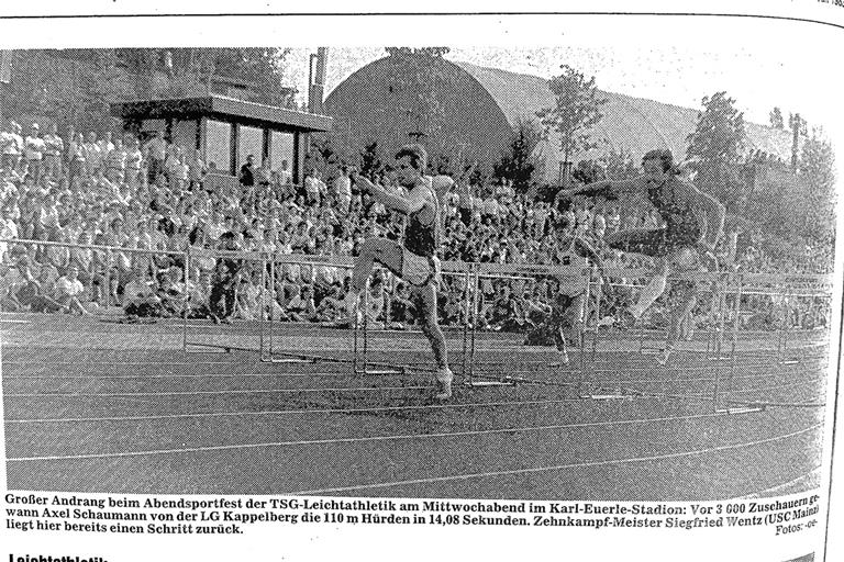 Das Foto von Klaus Koehler in der Backnanger Kreiszeitung vom 22. Juli 1983 zeigt eindrucksvoll, welch großer Andrang bei den Abendsportfesten der TSG-Leichtathletik im Karl-Euerle-Stadion herrschte. Insgesamt rund 3000 Zuschauer sahen unter anderem, wie Axel Schaumann von der LG Kappelberg über 110 Meter Hürden das große Zehnkampf-Ass Siegfried Wentz (rechts) abhängte.