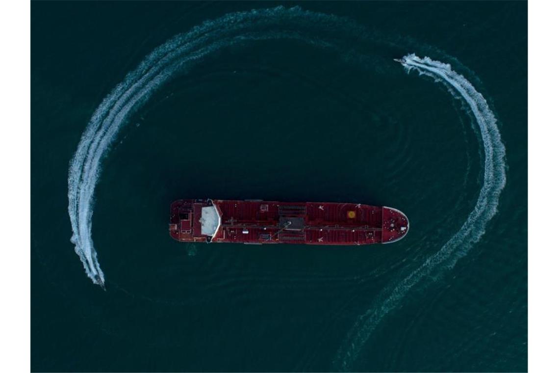 Das Foto zeigt den britischen Öltanker „Stena Impero“ in der Straße von Hormus, der von Schnellbooten der iranischen Revolutionsgarden umkreist wird. Foto: Morteza Akhoundi/ISNA/XinHua/Archiv