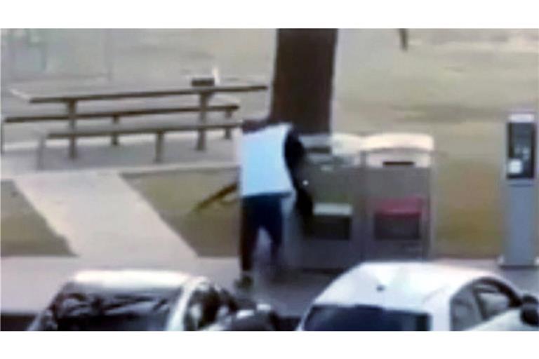 Das Foto zeigt den Mann, der einen der Täter entwaffnet.