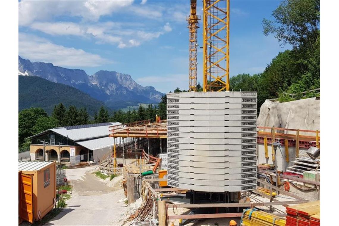 Das Foto zeigt die Baustelle am Dokumentationszentrum Obersalzberg. Der Bau wird mit 30,1 Millionen Euro nun mehr als doppelt so teuer wie ehemals geplant. Foto: -/Bund der Steuerzahler/dpa