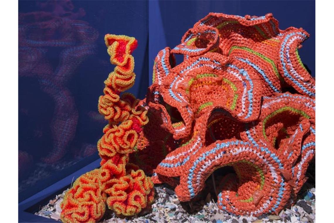 Das Foto zeigt eine gehäkelte Koralle. Foto: Francesco Galli Viterbo/Museum Frieder Burda/dpa/Archivbild