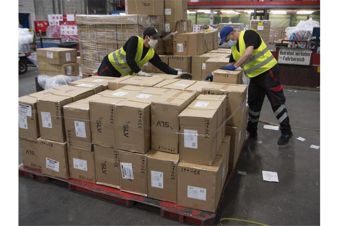 „Wirtschaftsweise“ korrigieren Konjunkturprognose nach unten Das Frachtaufkommen im weltweiten Luftverkehr ist eingebrochen. Foto: Boris Roessler/dpa