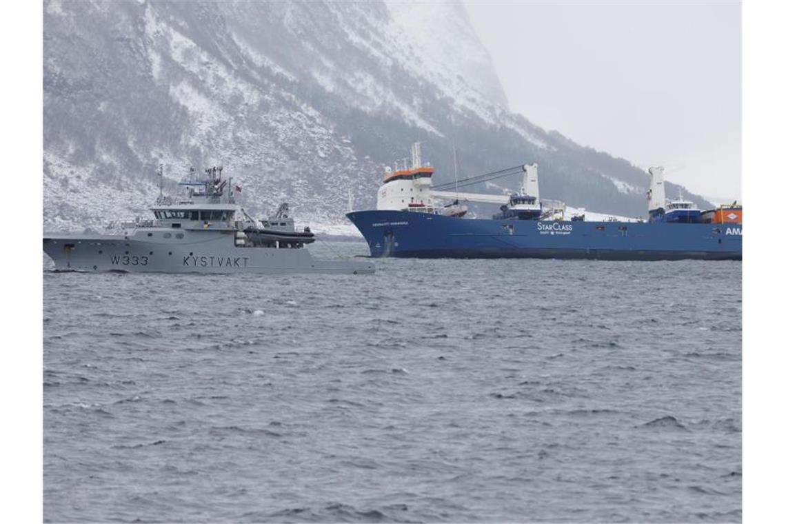 Das Frachtschiff „Eemslift Hendrika“ wird vor Ålesund an Land geschleppt. Foto: Svein Ove Ekornesvåg/NTB/dpa