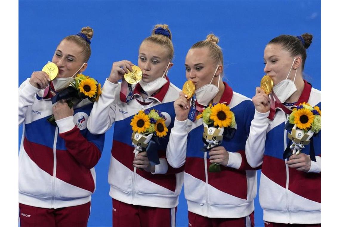 Das Frauenteam vom Russischen Olymp. Komitee bei der Siegerehrung: Liliia Akhaimowa (v.l.), Viktoria Listunowa, Angelina Melnikowa und Wladislawa Urasowa. Foto: Natacha Pisarenko/AP/dpa