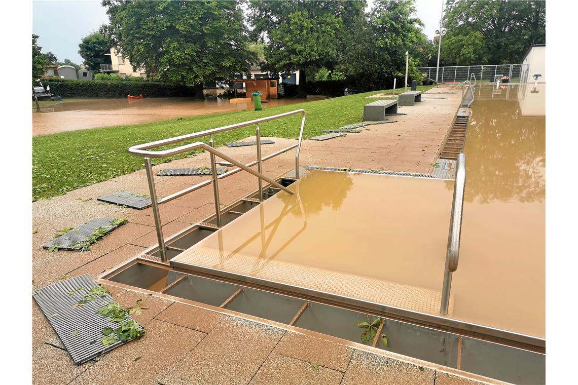 Das Freibad Erbstetten war vom Wasser eingeschlossen. 