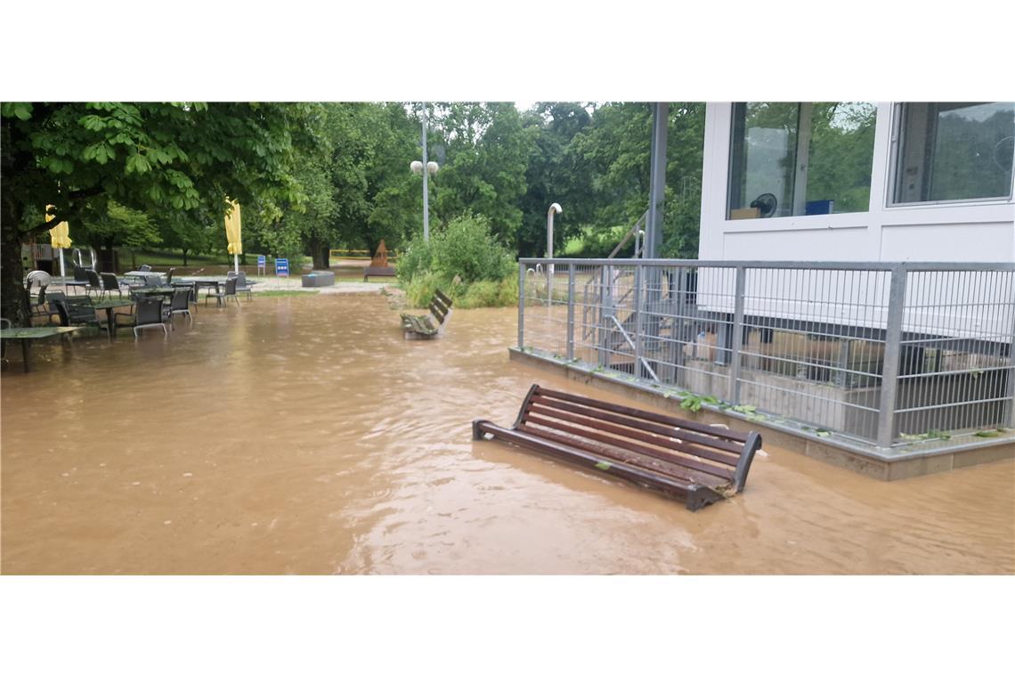 Das Freibad Erbstetten war vom Wasser eingeschlossen. 